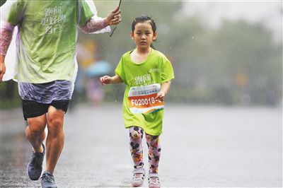 雨中奔跑,红色娘子军故乡律动青春与活力