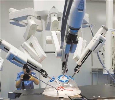 国产手术机器人“妙手”回春