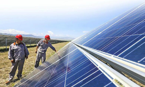 新疆大力发展新能源产业 戈壁荒漠成为绿电热土