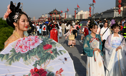 唐装汉服轻舞 激活文旅融合新活力