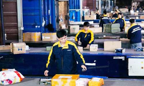 多地“快递小哥”有了工伤保险 全职兼职人员均可参加