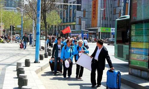 年轻人“闯入”老年旅行团，有人惊喜有人不适