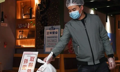 做“外摆”、开直播、上外卖，面对疫情带来的阶段性停摆 餐饮企业迎难而上