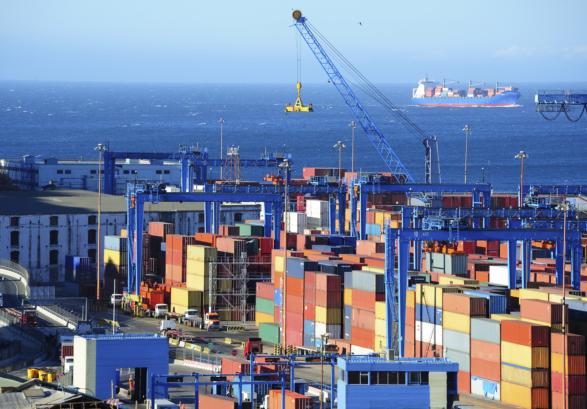 6月国际货物和服务贸易顺差2378亿元