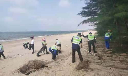 澄迈环保义工队定期清理盈滨半岛海岸线垃圾
