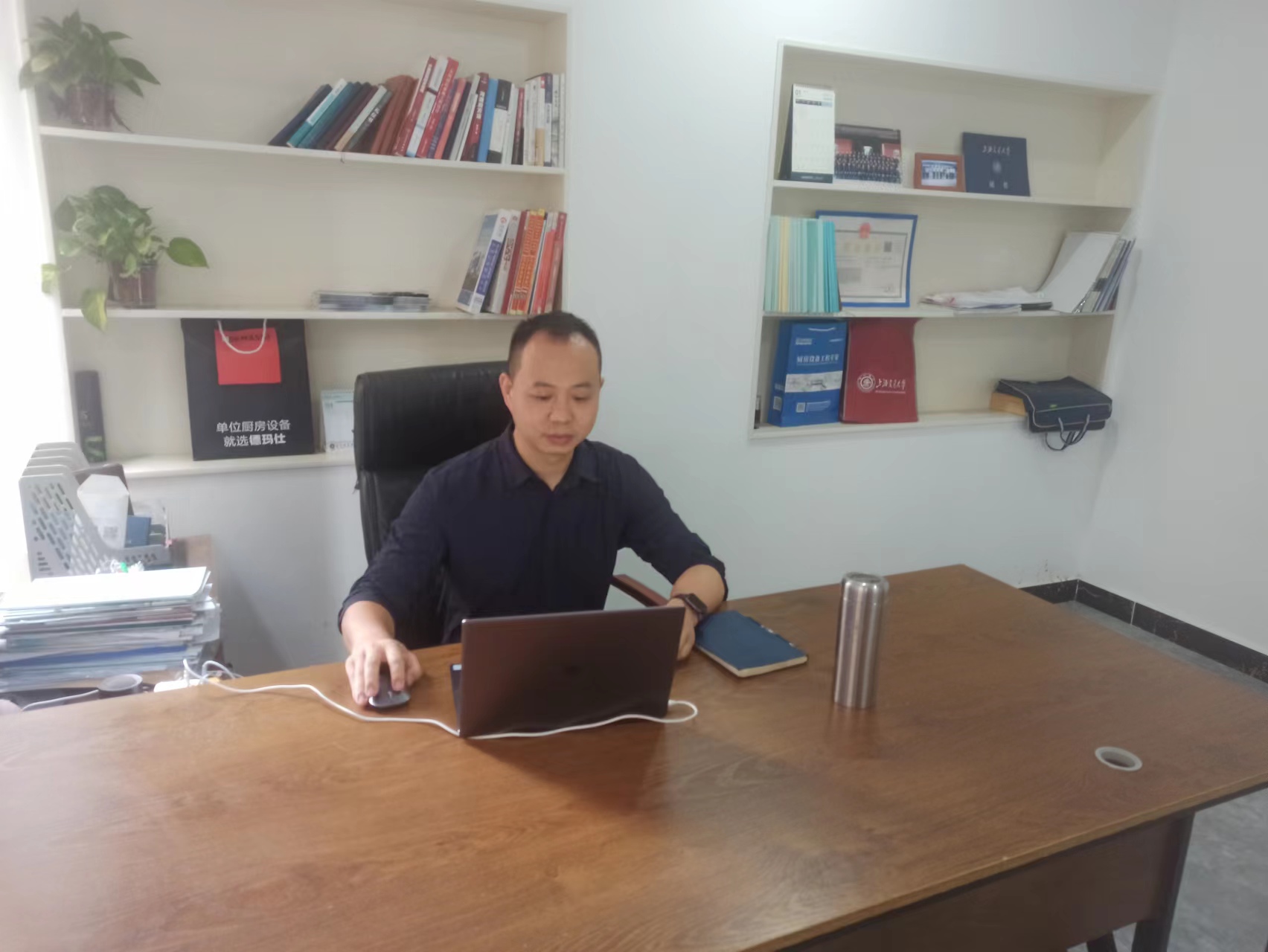 戎耀党旗之|孙浩：从士兵到企业家 引领厨房设备工程的变革