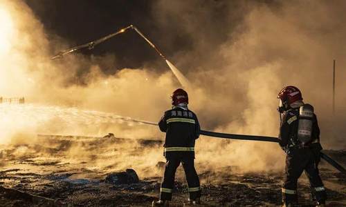 海口一建材市场旁PVC管道堆垛着火被成功扑灭 未造成伤亡