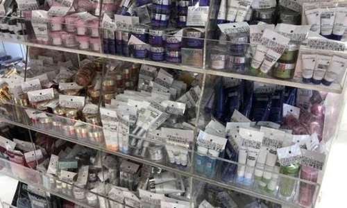 非卖品明码标价摆上架 大批量兜售货源成谜 化妆品小样销售成监管盲区