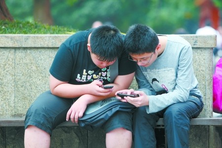 让青年人放下手机来一场体育锻炼 对他们来说似乎挺难