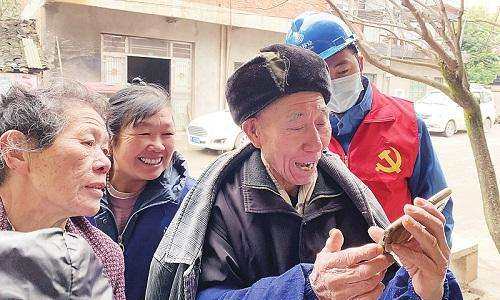 “数字反哺”让老年人一起来“5G冲浪”