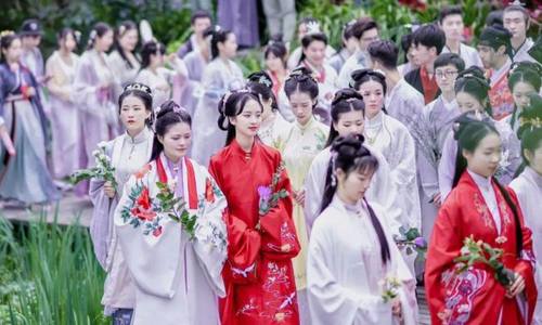 汉服走俏市场“接招”  这一波“国潮”呈现文化活力