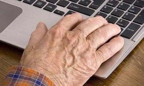 智慧养老如何跨越“数字鸿沟”？