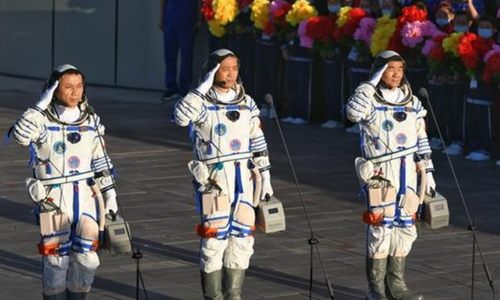神州十二号3名航天员领命出征