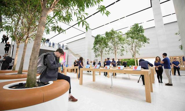 苹果将试点“零售”计划：零售员工可在家和店里混合办公2.jpg