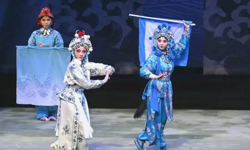 传统戏曲正在“圈粉”年轻观众