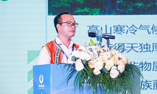保亭县毛感乡乡长黄承出席2022年海南“一镇一品”特色产业发展论坛，向全省推介“仙安龙豆”区域公用品牌
