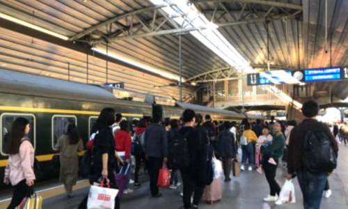 今起铁路部门开售 “五一”首日火车票